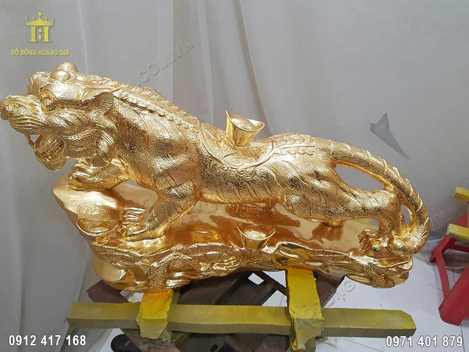 Từng đường n&eacute;t chi tiết tr&ecirc;n vật phẩm được chạm khắc tỉ mỉ nhờ đ&ocirc;i b&agrave;n tay t&agrave;i hoa của c&aacute;c nghệ nh&acirc;n